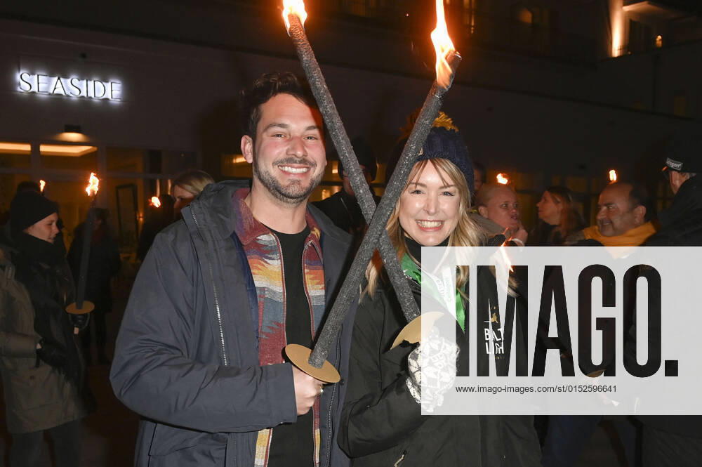 Robert Redweik und Nina Ensmann beim Offiziellen Opening der Baltic Lights 2022 mit Fackellauf an der Alex Strandbar. Heringsdorf
