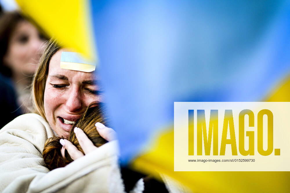 Ambiance durant le Rassemblement - Une Femme ukrainienne en larmes durant les discours des differents protagonistes sur la place de la Bastille NEWS : Manifestation en soutien au peuple Ukrainien - Paris - 05 02 2022 JBAutissier Panoramic