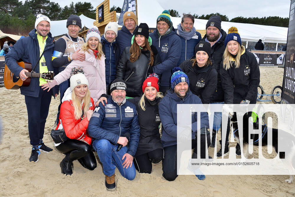 Die Teilnehmer: Jan Sosniok, Susan Sideropoulos, Hendrik Duryn, Simone Thomalla, Bernhard Bettermann, Kai Wiesinger, Antoine Monot Jr., Franziska Knuppe, Till Demtroeder, Nina Ensmann, Matthias Killing und Anja Kling beim Baltic Lights Schlittenhunderennen Charity Event am 5.03.2022 an der Seebrücke Heringsdorf auf Usedom Baltic Lights Schlittenhunderennen 2022 auf Usedom - Tag 2