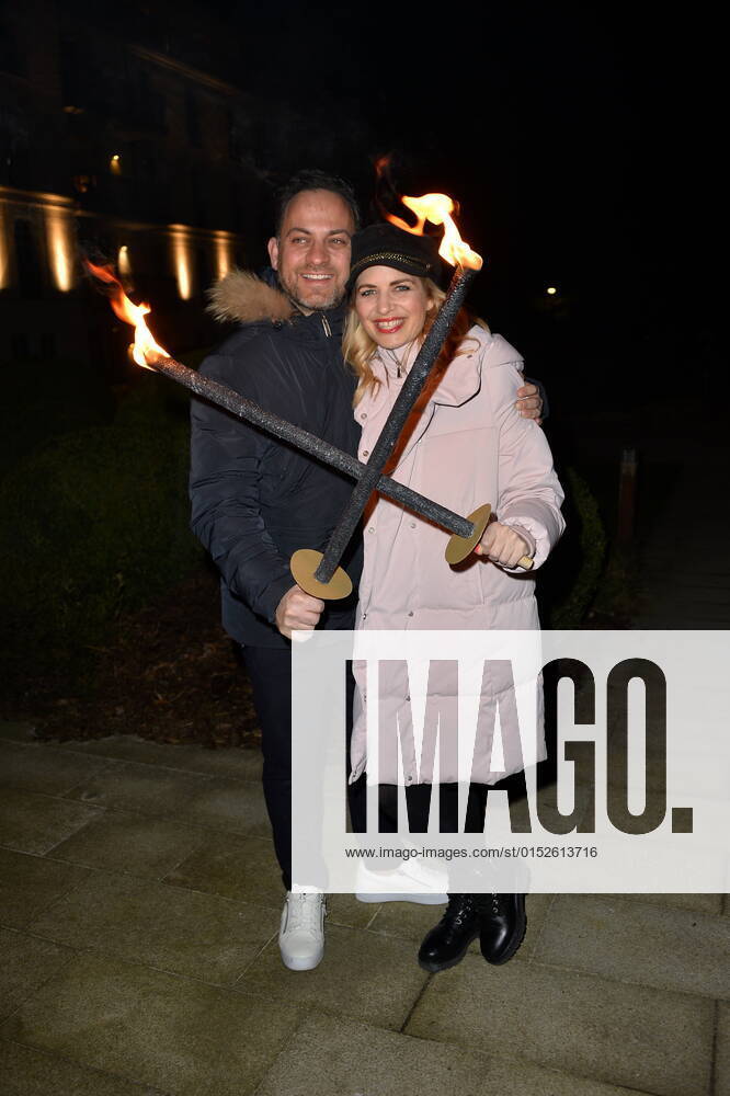 Susan Sideropoulos mit Ehemann Jakob Shtizberg beim OFFIZIELLEN OPENING DER BALTIC LIGHTS 2022 auf Usedom am 04.01.2022