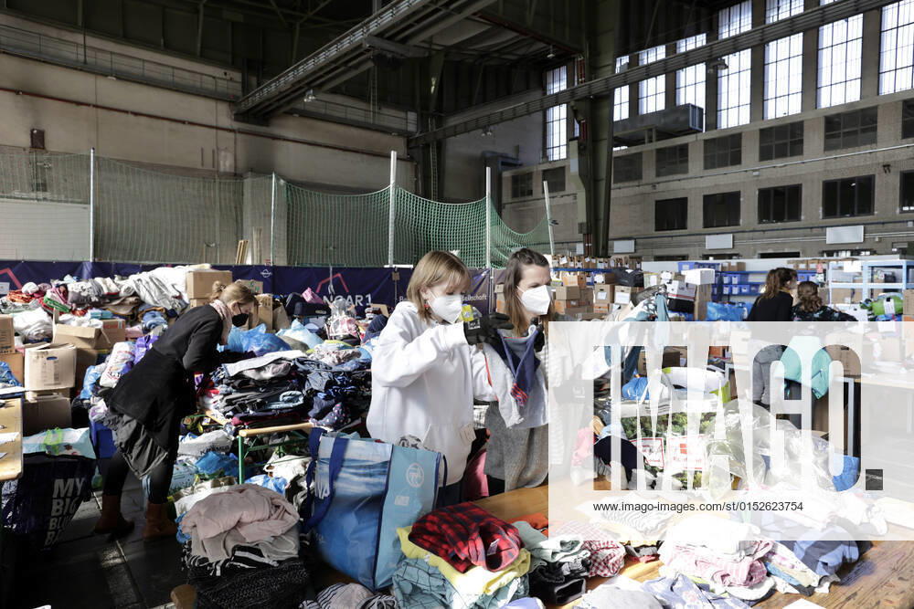 Annahmestelle fuer die Aktion - Spendenbruecke Ukraine. Seit heute startet offiziell das zentrale Logistikzentrum fuer Spenden im Hangar 1 des Tempelhofer Flughafens seine Arbeit. Freiwillige Helferinnen und Helfer sortieren die eingehenden Sachspenden um sie dann den gefluechteten Menschen aus der Ukraine zur Verfuegung zu stellen. Ebenso werden Sachspenden in die Ukraine transportiert. DEU, Berlin