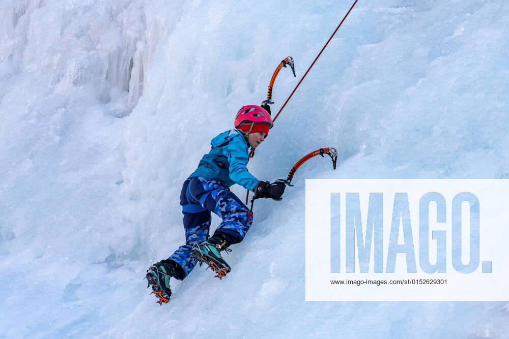 IMAGO Creative: 2022 Sport Favoriten IMAGO Creative: Resilienz A young boy learning to ice climb at the Ouray Ice Park in Ouray, Colorado. Ouray Ouray Ice Park Colorado United States