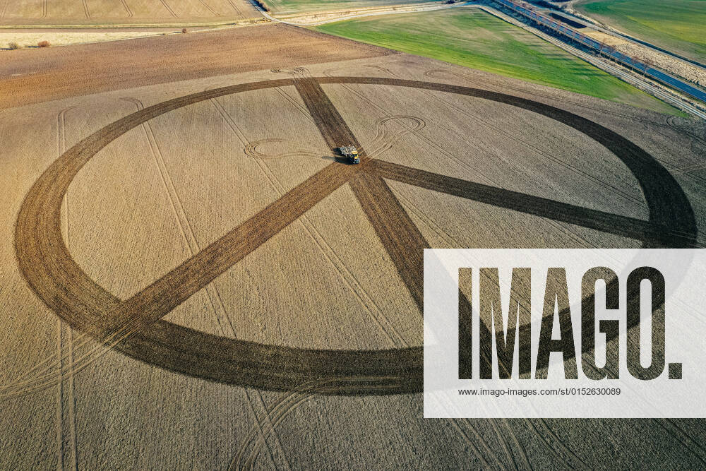 , Landwirt zeichnet 200m großes Peace-Symbol auf sein Feld Im Bild: Rüdiger Ritz (53) von der Agrar GmbH und Co.KG Ermstedt grubbert ein 200m großen Peace-Symbol auf einem Feld bei Erfurt