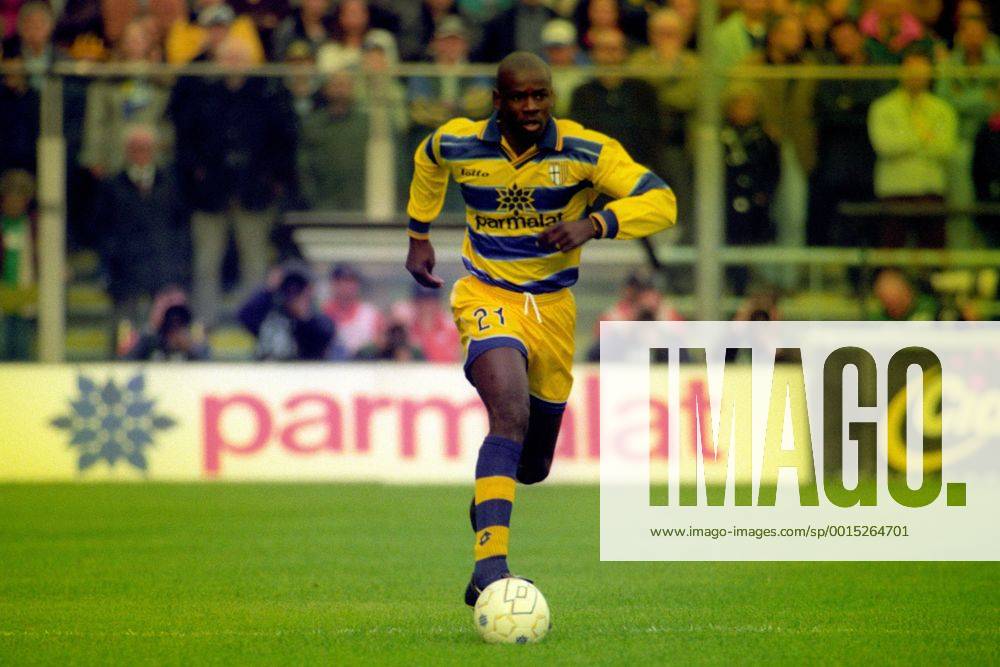 AC Parma - AC Florenz: Lilian Thuram (li., Parma) am Ball