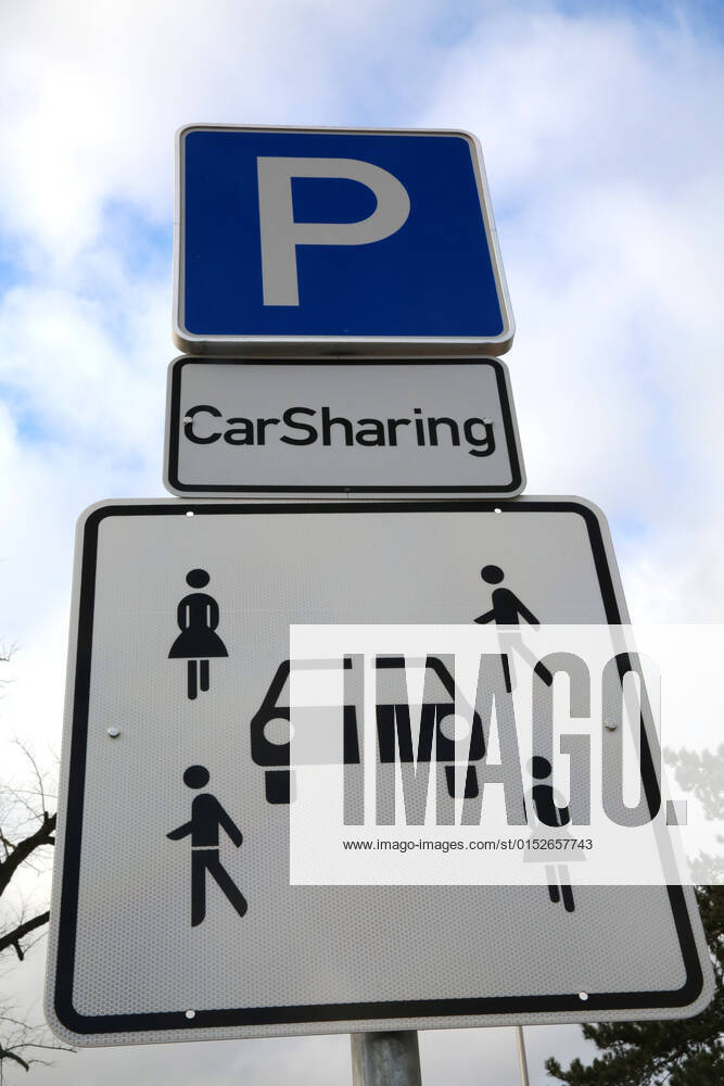 Blick am Mittwoch (23.02.2022) in der Hanse- und Universitätsstadt Greifswald auf ein Schild das auf einen Car-Sharing Parkplatz hinweist. Das Land Mecklenburg Vorpommern hat noch immer Nachholbedarf bei Alternativen zur Pkw-Nutzung. Maßgeschneiderte Lösungen sind eher selten obwohl gerade hier signifikante Auswirkungen zu erwarten sind. Dennoch gibt es erste Ansätze. So sollen zum Beispiel mit dem Projekt PARKING GETS SMART innovative digitale Parkmanagement-Lösungen entwickelt werden.