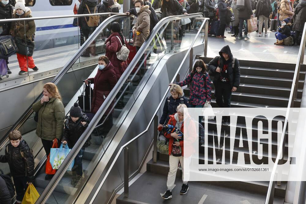 Ukraiinische Fluechtlinge Berlin, 10.03.2022 - Fluechtlinge aus der Ukraine kommen mit einem Zug aus Polen am Berliner Hauptbahnhof an. Tausende Fluechtlinge aus der Ukraine sind bereits in Deutschland angekommen. Berlin Berlin Deutschland