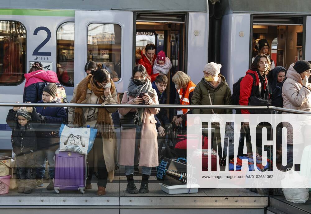 Ukraiinische Fluechtlinge Berlin, 10.03.2022 - Fluechtlinge aus der Ukraine kommen mit einem Zug aus Polen am Berliner Hauptbahnhof an. Tausende Fluechtlinge aus der Ukraine sind bereits in Deutschland angekommen. Berlin Berlin Deutschland