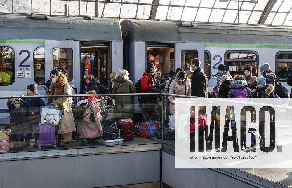 Ukraiinische Fluechtlinge Berlin, 10.03.2022 - Fluechtlinge aus der Ukraine kommen mit einem Zug aus Polen am Berliner Hauptbahnhof an. Tausende Fluechtlinge aus der Ukraine sind bereits in Deutschland angekommen. Berlin Berlin Deutschland