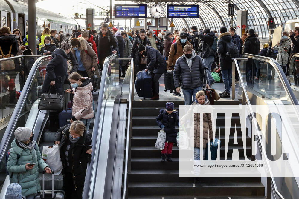 Ukraiinische Fluechtlinge Berlin, 10.03.2022 - Fluechtlinge aus der Ukraine kommen mit einem Zug aus Polen am Berliner Hauptbahnhof an. Tausende Fluechtlinge aus der Ukraine sind bereits in Deutschland angekommen. Berlin Berlin Deutschland