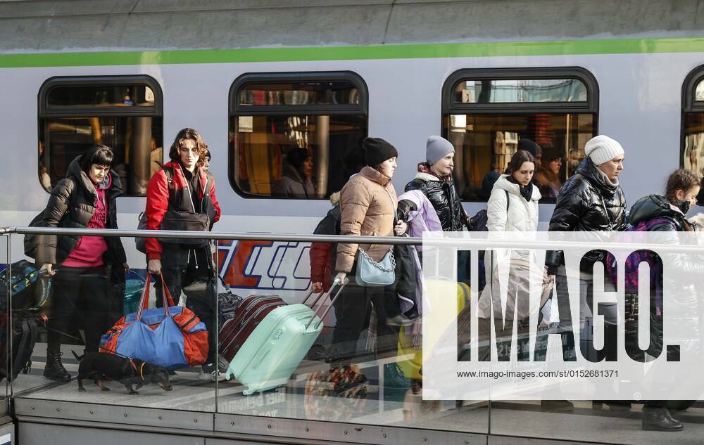 Ukraiinische Fluechtlinge Berlin, 10.03.2022 - Fluechtlinge aus der Ukraine kommen mit einem Zug aus Polen am Berliner Hauptbahnhof an. Tausende Fluechtlinge aus der Ukraine sind bereits in Deutschland angekommen. Berlin Berlin Deutschland