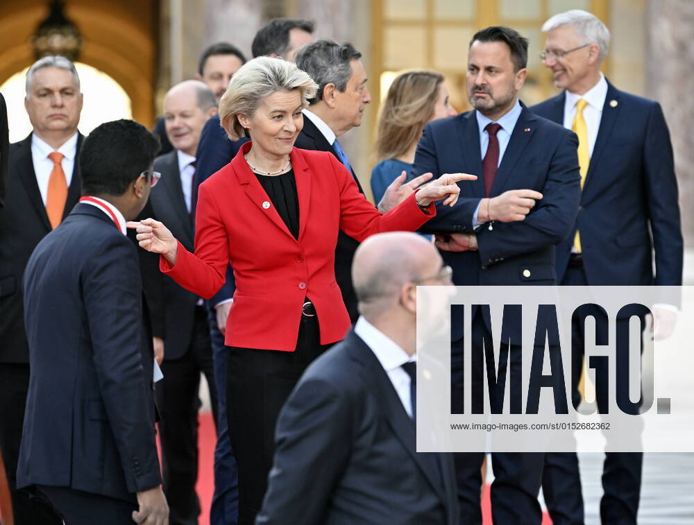 EU-Gipfel in Versailles European Commission president Ursula Von der Leyen, Prime Minister of Luxembourg Xavier Bettel and European Council President Charles Michel pictured before the traditional family photo group photo at the start of an informal meeting of the Heads of State or Government of the European Union, to discuss the consequences of the Russian invasion in Ukraine, in Versailles, near Paris, France, Thursday 10 March 2022. ERICxLALMAND 20155523
