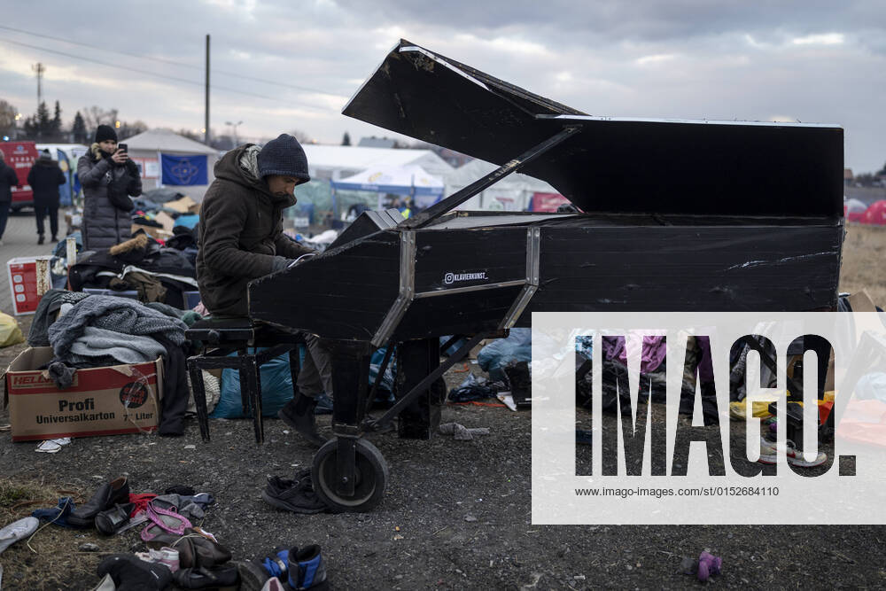 Ukraine-Konflikt, Flüchtlinge in Medyka, Polen A Ukrainian refugee plays the piano in Medyka, on the Poland border with Ukraine, on 10 March 2022. Ukrainian people find refuge in Poland !ACHTUNG: NUR REDAKTIONELLE NUTZUNG!
