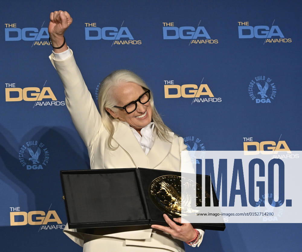 Bilder des Jahres 2022, Entertainment 03 März Entertainment Themen der Woche KW10 DGA Feature Film Award winner for Power of the Dog Jane Campion appears backstage with her award during the 74th annual Directors Guild of America Awards at the Beverly Hills Hotel in Beverly Hills, California on Saturday, March 12, 2022. LAP2022031204 JIMxRUYMEN