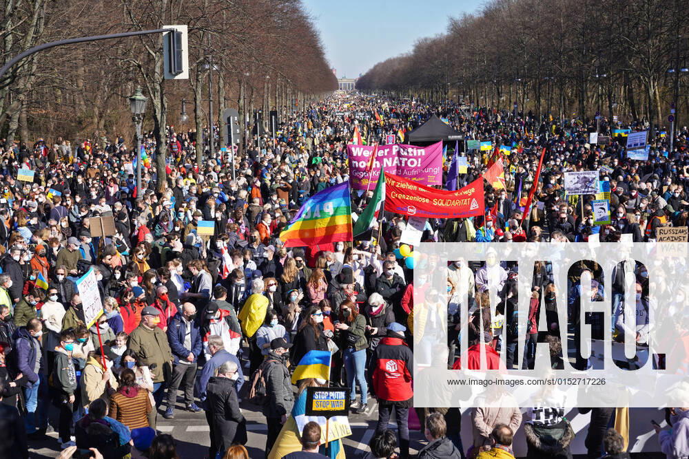 Stoppt den Krieg! Antikriegsdemo in Berlin 13.3.2022 Stoppt den Krieg! Frieden und Solidarität für die Menschen in der Ukraine Berlin Berlin Mitte Berlin GER