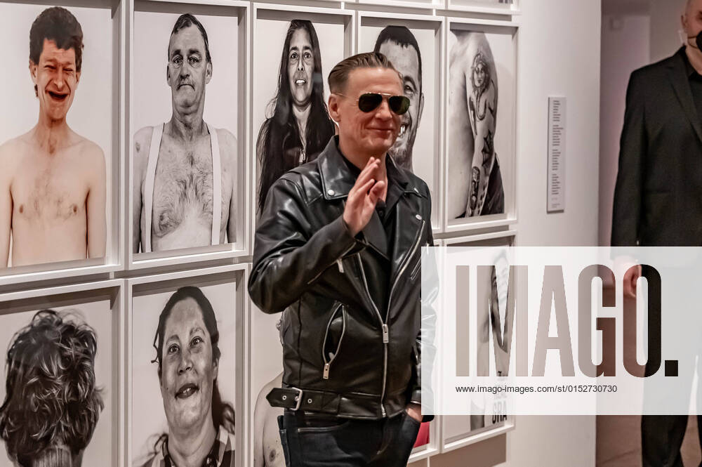 Bryan Adams besucht eigene Foto-Ausstellung im Hagener Osthaus-Museum Zur Vernissage seiner Fotoausstellung im Hagener Karl-Ernst-Osthaus-Museums konnte Bryan Adams nicht kommen, das hat der Künstler nun nachgeholt. Der kanadische Musiker hat sich auch einen Namen als sehr erfolgreicher Fotograf gemacht. Insbesondere Kriegsveteranen und Obdachlose vor Adams Kamera haben ihm sehr viel Respekt verschafft, aber populäre Menschen wie Schauspieler wurden von ihm abgelichtet. Sogar Queen Elisabeth II wurde von ihm in einer legendären Fotosession porträtiert. Eine reihe dieser ikonischen Aufnahmen sind derzeit in Hagen ausgestellt. Hagen Kreisfreie Stadt Nordrhein-Westfalen