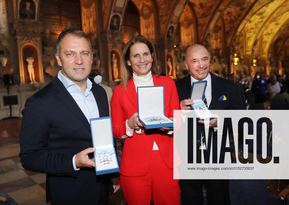 Verleihung des Bayerischen Verdienstordens durch den Bayerischen Ministerpräsidenten Dr. Markus Söder von links: Hansi Flick, Katrin Müller-Hohenstein und Christian Neureuther mit Bayerischen Verdienstorden, München Bayern Deutschland Antiquarium der Residenz