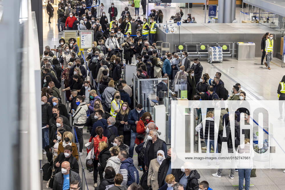 Lange Wartezeiten und Flugausfälle am Flughafen Stuttgart. Das Personal an der Sicherheitskontrolle streikt. Die Gewerkschaft ver.di will für die bundesweit etwa 25.000 Branchenbeschäftigten mehr Geld. 15.03.2022: DEU, Deutschland, Baden-Württemberg, Stuttgart.