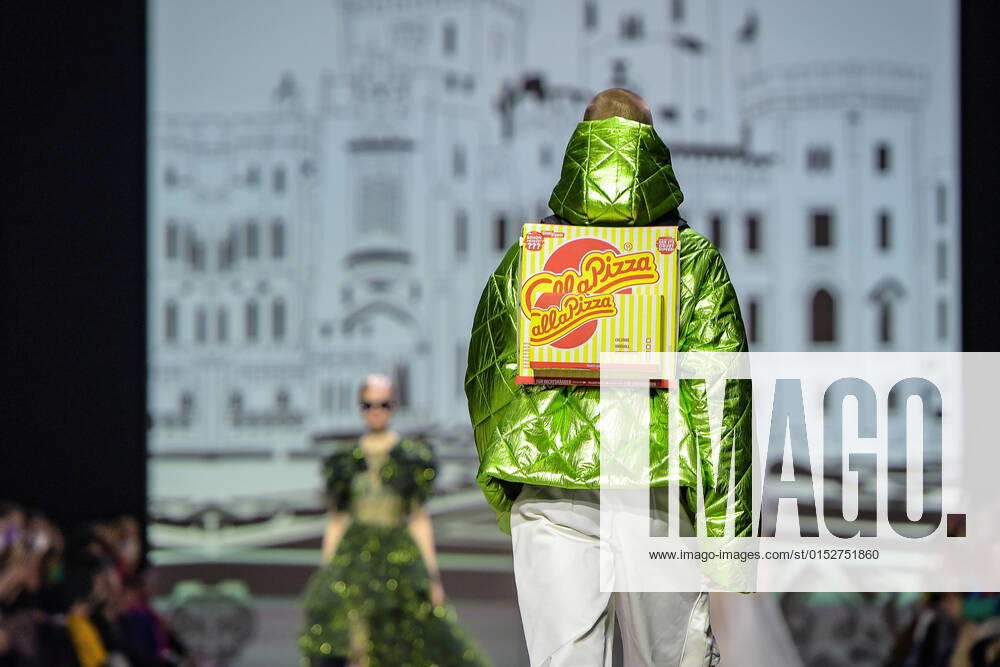 Bilder des Jahres 2022, Entertainment 03 März Entertainment Themen der Woche KW11 15.03.2022 Entertainment Berlin Fashion Week 2022, Show Kilian Kerner v.l.Im Kraftwerk Berlin praesentiert ein Model Call a Pizza Rucksack Berlin