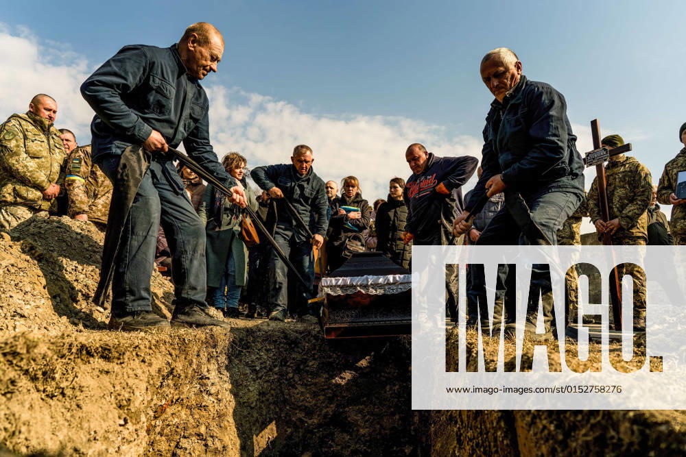 Soldiers lower a coffin in the grave at the burial site in Lviv. Funeral service for the soldiers who lost their lives in Yavoriv military camp as a result of a Russian shelling. Lviv Ukraine - ZUMAs197 20220315_zaa_s197_229