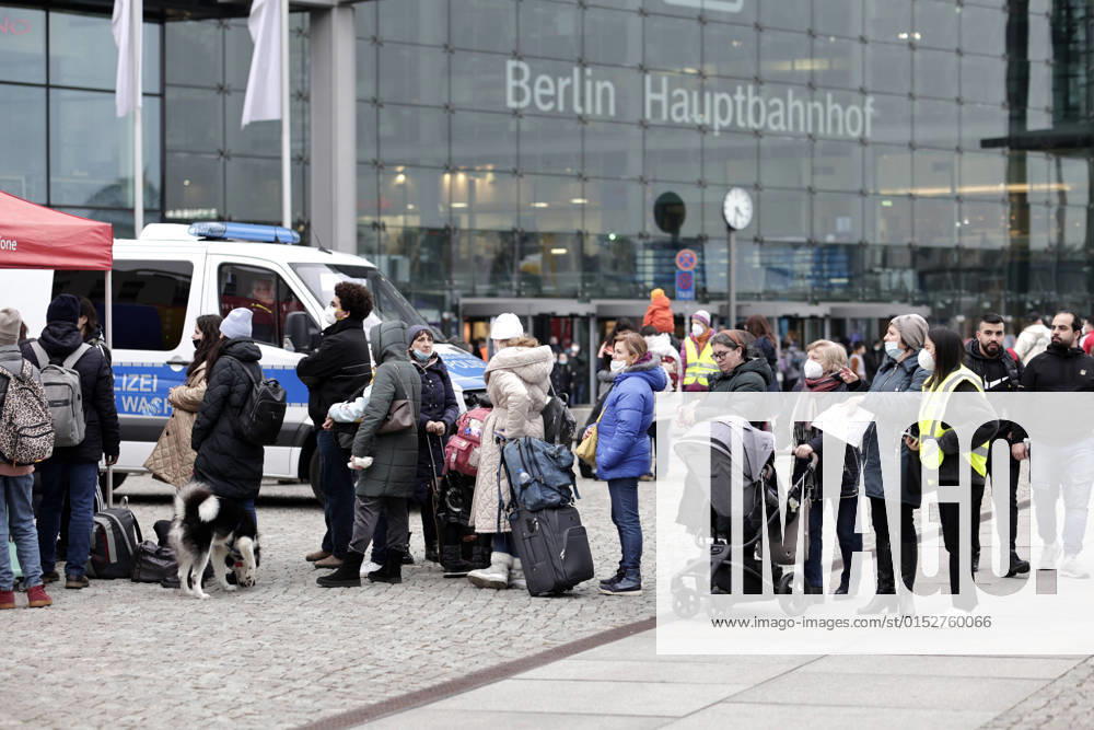 Kriegsfluechtlinge aus er Ukraine kommen am Berliner Hauptbahnhof an. Auf dem Washingtonplatz, direkt vor dem Hauptbahnhof, hat sich eine Menschenschlange vor einem Vodafonestand gebildet, DEU, Berlin