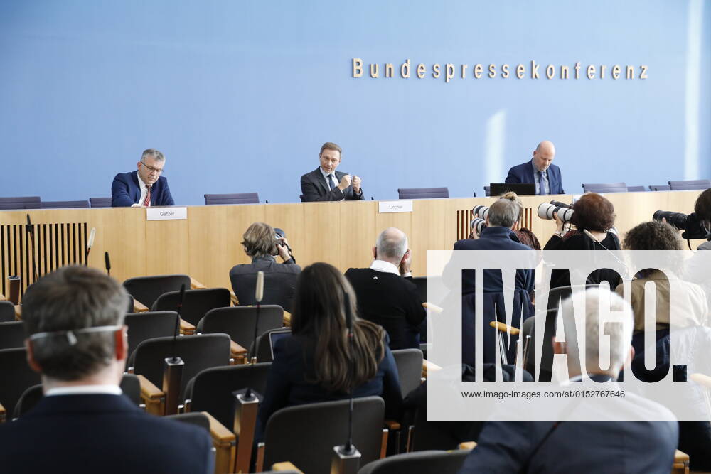 Staatssekretär Werner Gatzer, BMF, Bundesminister der Finanzen Christian Lindner, Deutschland, Berlin, Bundespressekonferenz, Thema: Eckwerte zum Regierungsentwurf 2023 und Finanzplan 2022 - 2026