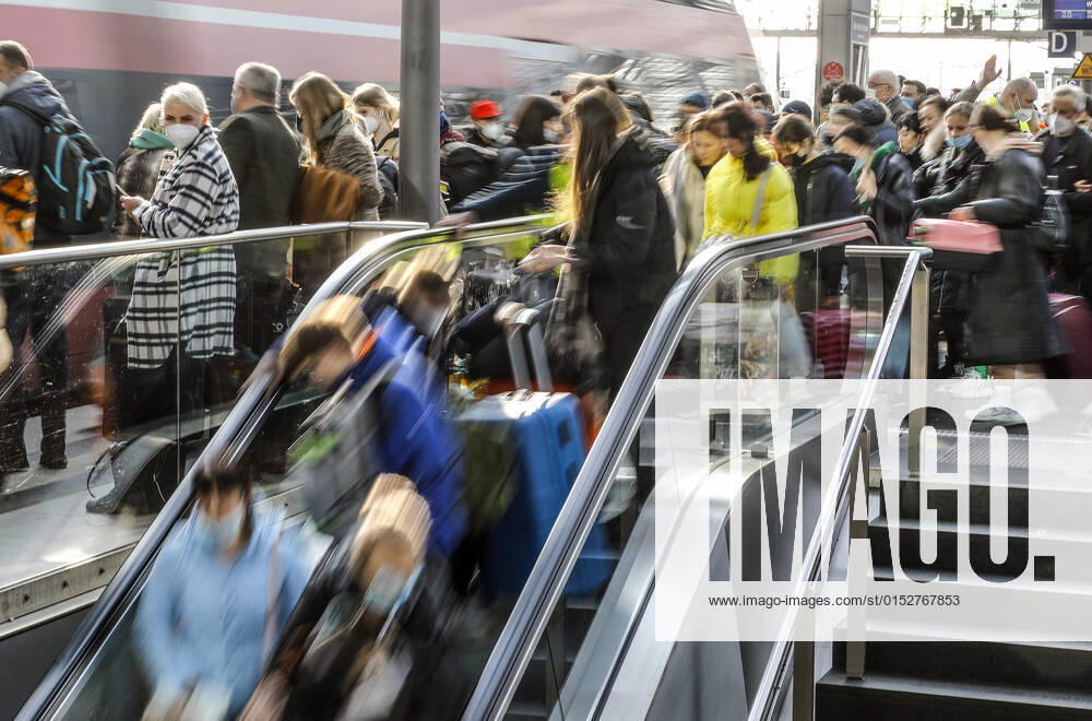Ukraiinische Fluechtlinge Berlin, 16.03.2022 - Fluechtlinge aus der Ukraine kommen am Berliner Hauptbahnhof an. Berlin Berlin Deutschland