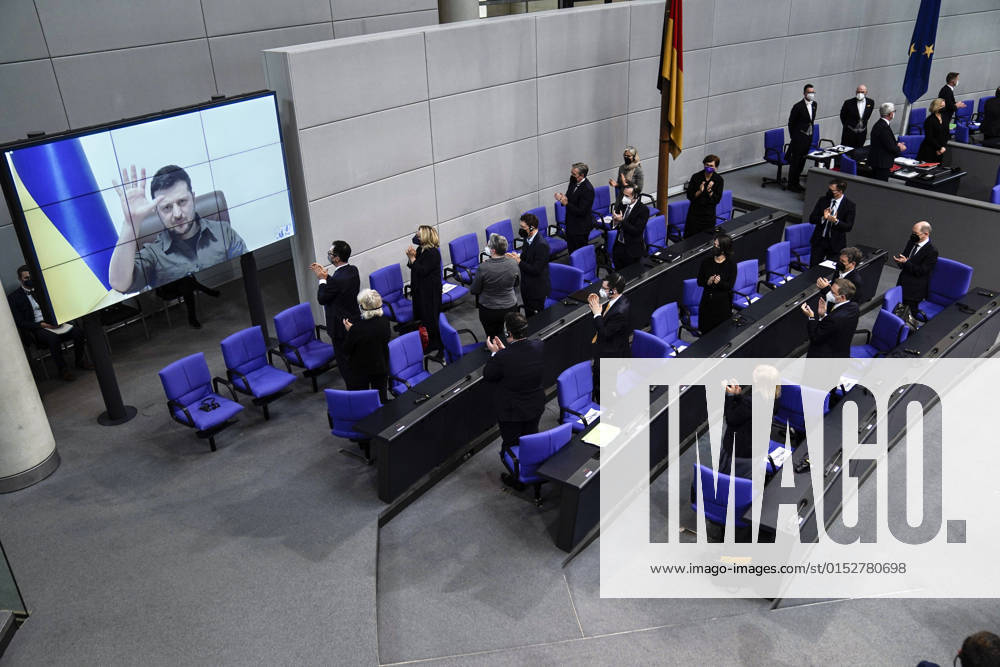 Videoansprache des Praesidenten der Ukraine, Wolodymyr Selenskyj im Deutschen Bundestag Aktuell,17.03.2022 Berlin, Wolodymyr Selenskyj der Praesident der Ukraine bei seiner Videoansprache im Deutschen Bundestag zur aktuellen Lage in der Ukraine mit besonderer Geste im Vorfeld an die 21. Sitzung des Deutschen Bundestag in Berlin mit der Regierungsbank und dem Bundeskanzler Olaf Scholz Berlin Berlin Deutschland