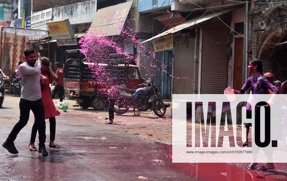 Prayagraj: Children throw water on commuters during Holi Festival celebation in Allahabad on March 18, 2022. Prayagraj India - ZUMAv115 20220318_zap_v115_006