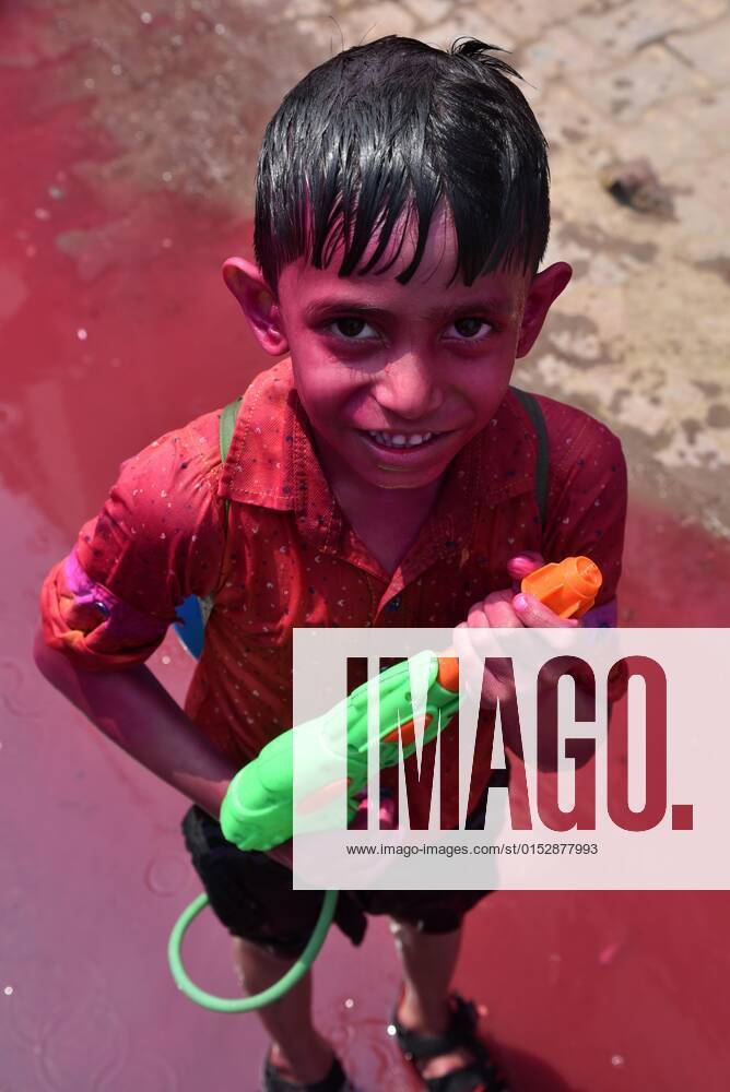 Prayagraj: A boy holds a water gun looks to camera during celebrate the Hindu spring festival of Holi in Allahabad on March 18, 2022. Prayagraj India - ZUMAv115 20220318_zap_v115_008