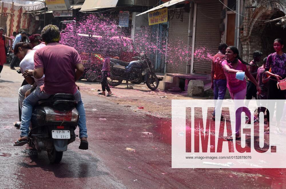 Prayagraj: Children throw color water on commuters during Holi Festival celebration in Allahabad on March 18, 2022. Prayagraj India - ZUMAv115 20220318_zap_v115_011
