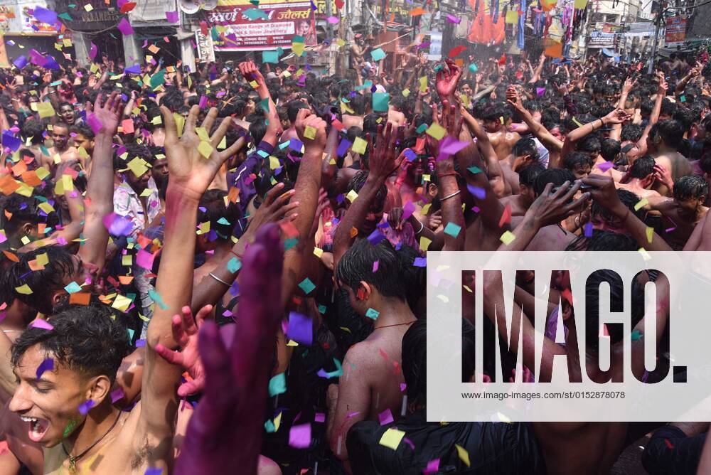 Prayagraj: Revelers celebrate the Hindu spring festival of Holi in Allahabad on March 18, 2022. Prayagraj India - ZUMAv115 20220318_zap_v115_013