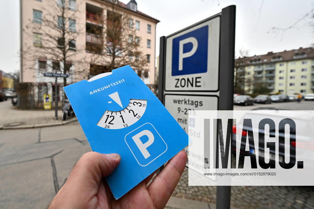 Nicht vergessen - sonst wird es teuer ! Parkscheibe mit eingestellter Ankunftszeit zum Parken in der Blauen Zone in der Münchener Innenstadt. München Bayern Deutschland