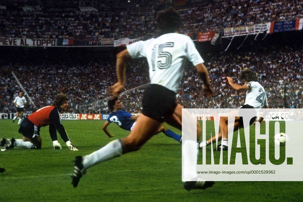 Alessandro Altobelli (Italien, Mitte) trifft zum 3:0, Torwart Harald Schumacher, Manfred Kaltz (re.) und Uli Stielike (alle BR Deutschland) sind geschlagen Fußball WM Herren Weltmeisterschaft 1982, Nationalmannschaft, Nationalteam, Nationaltrikot, Länderspiel, Finale Gruppe Madrid Dynamik, Kampf,