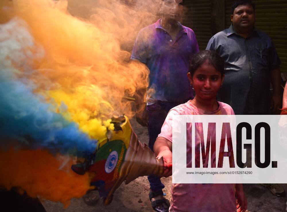 Prayagraj: Revelers celebrate the Hindu spring festival of Holi in Allahabad on March 19, 2022. Prayagraj India - ZUMAv115 20220318_zap_v115_016