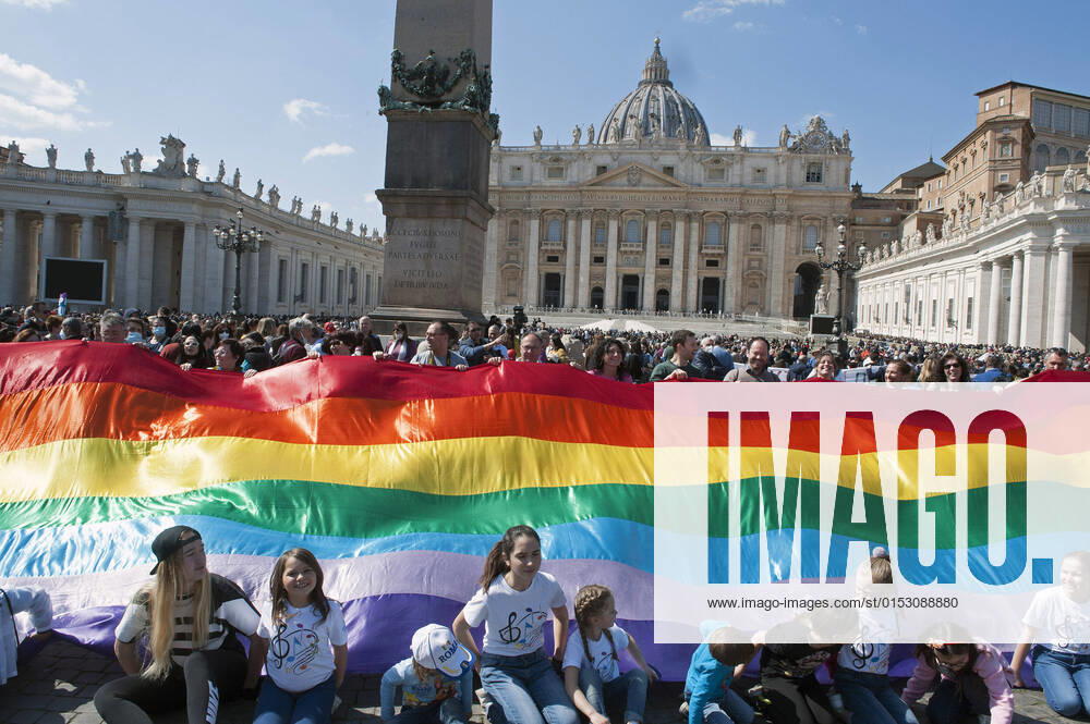 Italy, Rome, Vatican, 2022 03 20.People hold a peace flag as they attend Pope Francis Angelus noon prayer he recited from the window of his studio overlooking St.Peter s Square, at the Vatican. Photograph by Alessia Giuliani Catholic Press Photo. RESTRICTED TO EDITORIAL USE - NO MARKETING - NO ADVERTISING CAMPAIGNS.