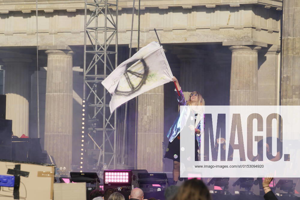 Sound of Peace Kundgebung vor dem Brandenburger Tor zum Protest gegen den Ukraine-Krieg, Berlin Sound of Peace Kundgebung vor dem Brandenburger Tor zum Protest gegen den Ukraine-Krieg. Mia mit Band und Friedensfahne