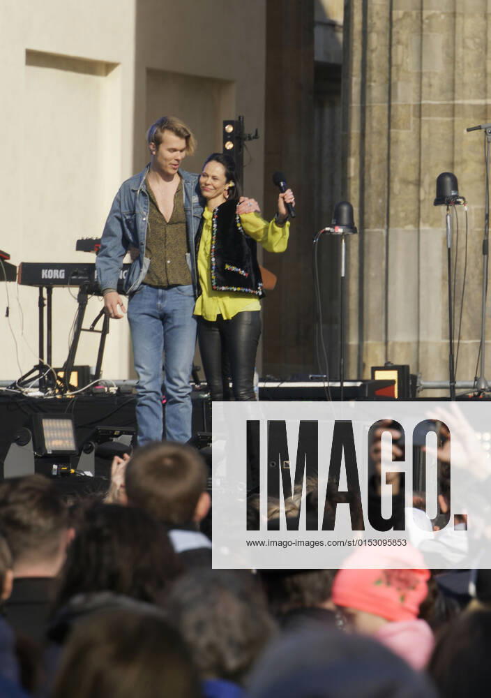 Sound of Peace Kundgebung vor dem Brandenburger Tor zum Protest gegen den Ukraine-Krieg. Natalia Klitschko live . Sound of Peace Kundgebung vor dem Brandenburger Tor zum Protest gegen den Ukraine-Krieg. Natalia Klitschko live .