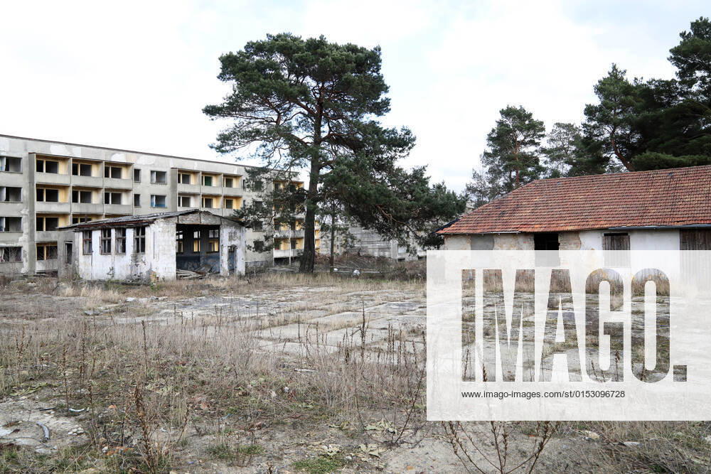 Brandenburg - Elstal. Im ehemaligen Olympischen Dorf stehen noch alte Häuser, es wird gebaut.