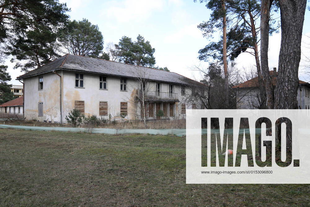 Brandenburg - Elstal. Im ehemaligen Olympischen Dorf stehen noch alte Häuser, es wird gebaut.