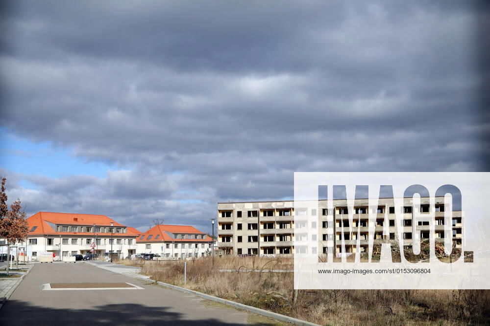 Brandenburg - Elstal. Im ehemaligen Olympischen Dorf stehen noch alte Häuser, es wird gebaut. Ein Teil ist bereits fertiggestellt.