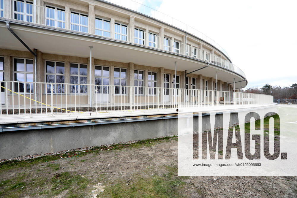 Brandenburg - Elstal. Im ehemaligen Olympischen Dorf stehen noch alte Häuser, es wird gebaut. Der Speisesaal der Nationen ist bereits saniert.