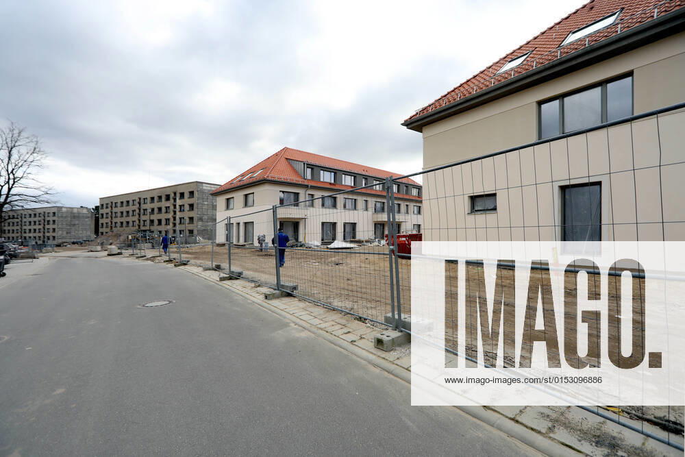 Brandenburg - Elstal. Im ehemaligen Olympischen Dorf stehen noch alte Häuser, in einem Teil der Anlage gibt es schon neue Häuser.