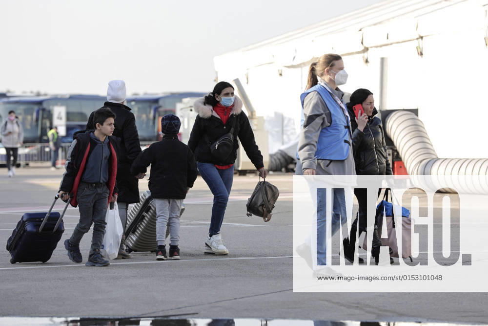 Auf dem Flughafengelaende Tegel wird das Ukraine-Ankunftszentrum TXL fuer Kriegsfluechtlinge aus der Ukraine eroeffnet. Die Fluechtlinge werden dort medizinisch versorgt, verpflegt, registriert und nach dem Koenigsteiner Schluessel auf andere Bundeslaender verteilt. DEU, Berlin