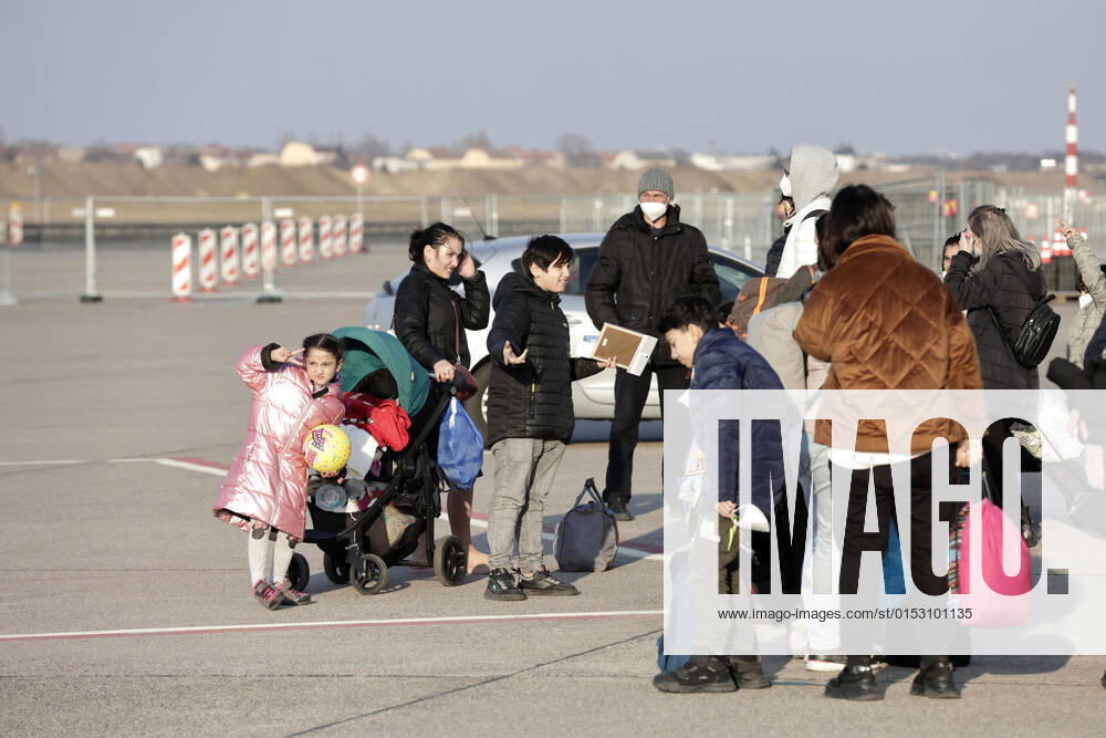 Auf dem Flughafengelaende Tegel wird das Ukraine-Ankunftszentrum TXL fuer Kriegsfluechtlinge aus der Ukraine eroeffnet. Die Fluechtlinge werden dort medizinisch versorgt, verpflegt, registriert und nach dem Koenigsteiner Schluessel auf andere Bundeslaender verteilt. DEU, Berlin