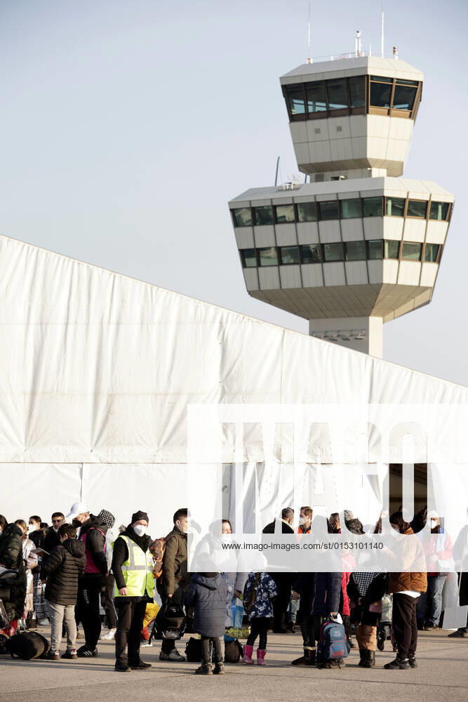 Auf dem Flughafengelaende Tegel wird das Ukraine-Ankunftszentrum TXL fuer Kriegsfluechtlinge aus der Ukraine eroeffnet. Die Fluechtlinge werden dort medizinisch versorgt, verpflegt, registriert und nach dem Koenigsteiner Schluessel auf andere Bundeslaender verteilt. DEU, Berlin