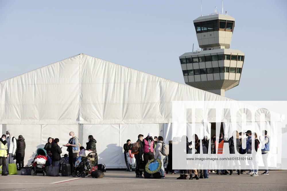 Auf dem Flughafengelaende Tegel wird das Ukraine-Ankunftszentrum TXL fuer Kriegsfluechtlinge aus der Ukraine eroeffnet. Die Fluechtlinge werden dort medizinisch versorgt, verpflegt, registriert und nach dem Koenigsteiner Schluessel auf andere Bundeslaender verteilt. DEU, Berlin