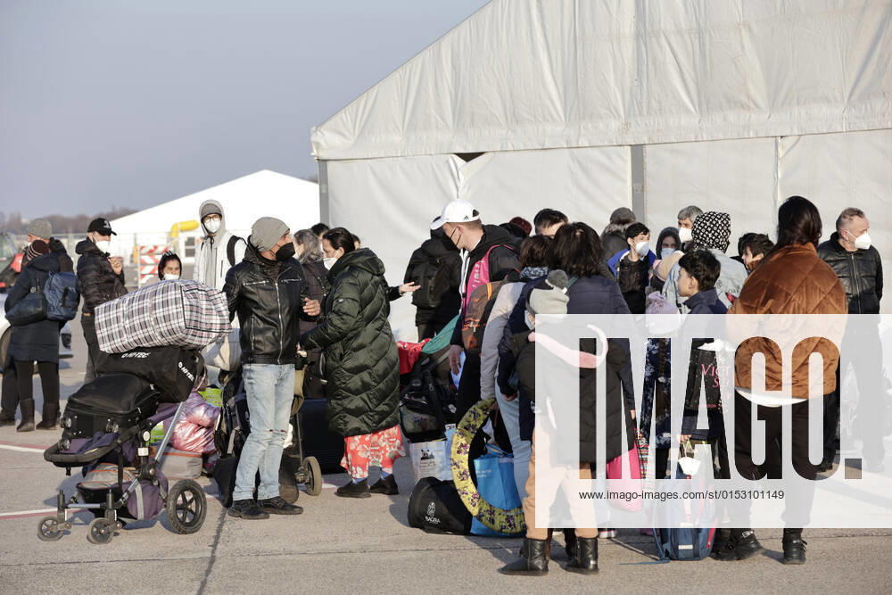 Auf dem Flughafengelaende Tegel wird das Ukraine-Ankunftszentrum TXL fuer Kriegsfluechtlinge aus der Ukraine eroeffnet. Die Fluechtlinge werden dort medizinisch versorgt, verpflegt, registriert und nach dem Koenigsteiner Schluessel auf andere Bundeslaender verteilt. DEU, Berlin