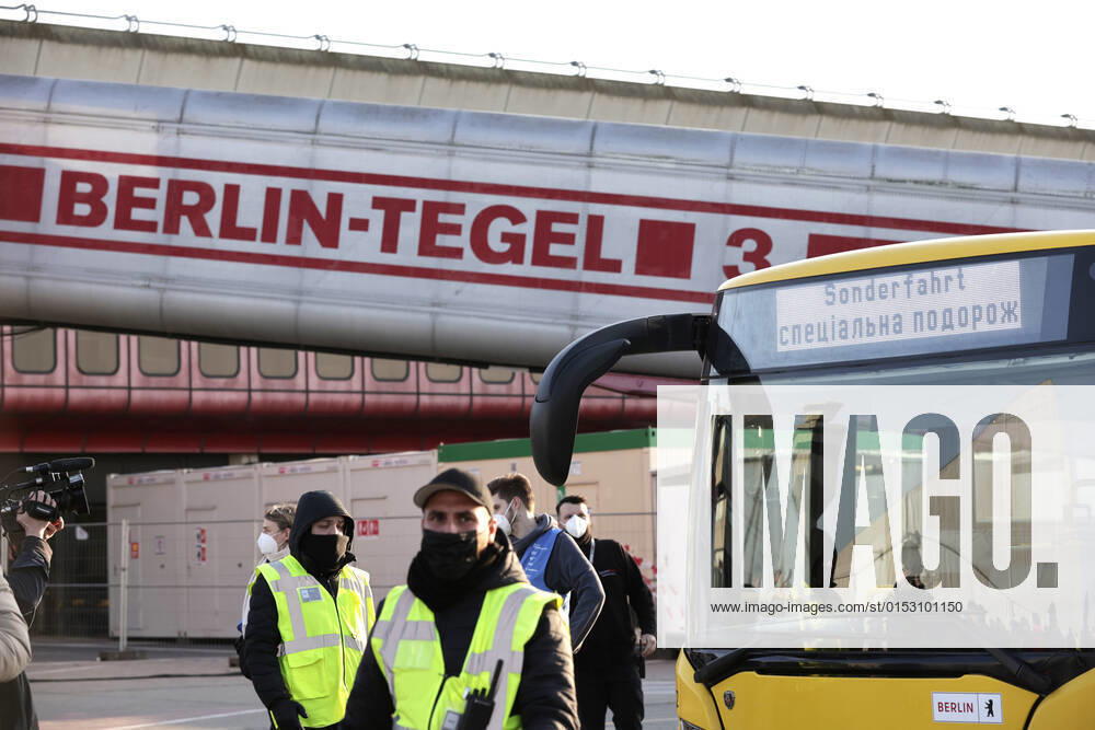 Auf dem Flughafengelaende Tegel wird das Ukraine-Ankunftszentrum TXL fuer Kriegsfluechtlinge aus der Ukraine eroeffnet. Die Fluechtlinge werden dort medizinisch versorgt, verpflegt, registriert und nach dem Koenigsteiner Schluessel auf andere Bundeslaender verteilt. DEU, Berlin