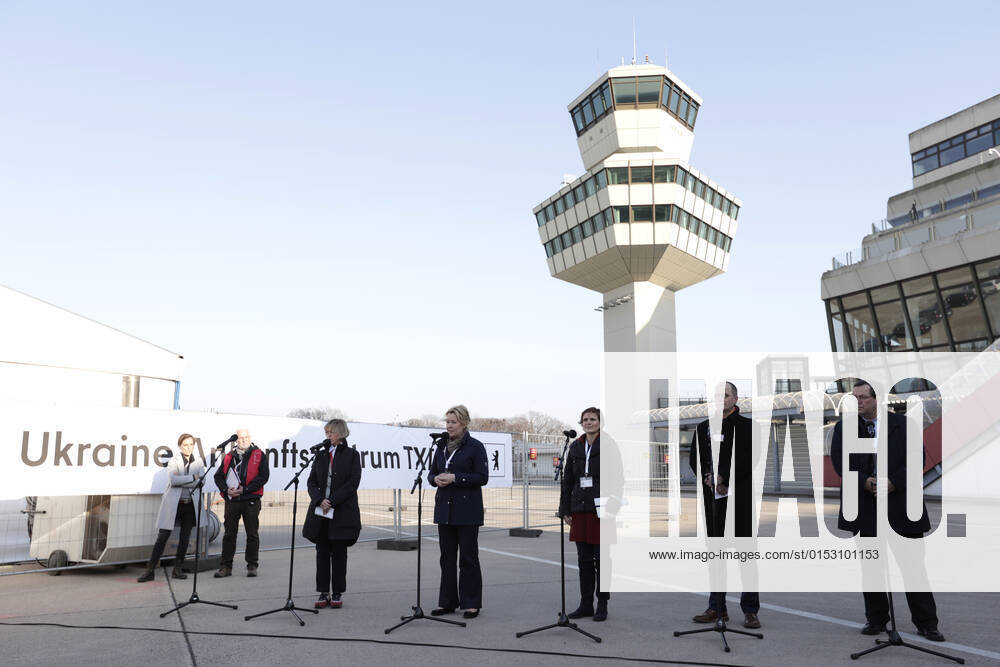 Auf dem Flughafengelaende Tegel wird das Ukraine-Ankunftszentrum TXL fuer Kriegsfluechtlinge aus der Ukraine eroeffnet. Die Fluechtlinge werden dort medizinisch versorgt, verpflegt, registriert und nach dem Koenigsteiner Schluessel auf andere Bundeslaender verteilt. PK von Gudrun Sturm, DRK, Franziska Giffey, Regierende Buergermeisterin von Berlin, SPD, Katja Kipping, Senatorin fuer Integration, Arbeit und Soziales, Die Linke, Alexander Strassmeir, Praesident des Landesamtes fuer Fluechtlingsangelegenheiten (LAF), und Martin Ecknig, Vorsitzender der Geschaeftsfuehrung Messe Berlin, DEU, Berlin