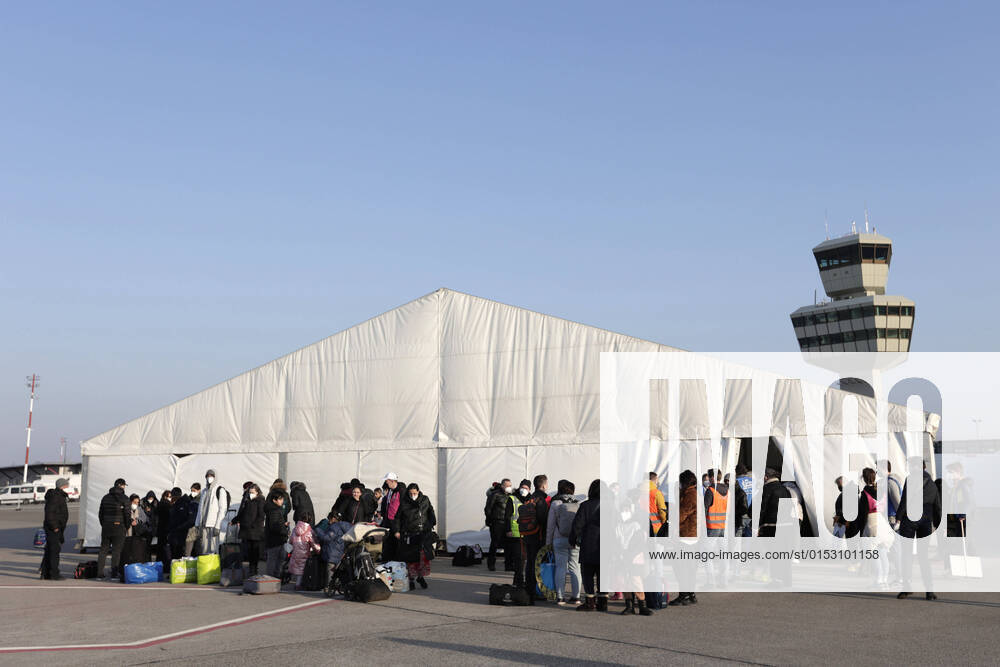 Auf dem Flughafengelaende Tegel wird das Ukraine-Ankunftszentrum TXL fuer Kriegsfluechtlinge aus der Ukraine eroeffnet. Die Fluechtlinge werden dort medizinisch versorgt, verpflegt, registriert und nach dem Koenigsteiner Schluessel auf andere Bundeslaender verteilt. DEU, Berlin